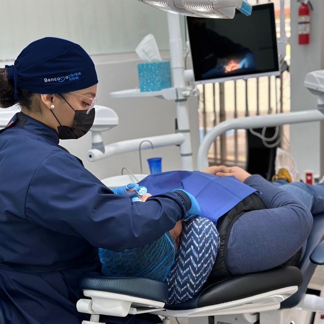 Dentista atendiendo a una paciente